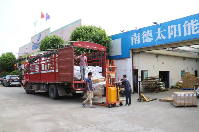 湖南太阳能路灯装车_bsports太阳能路灯工厂装车_bsports锂电池太阳能路灯装车