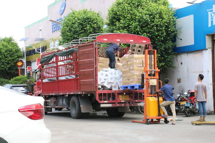 湖南太阳能路灯装车_bsports太阳能路灯工厂装车_bsports锂电池太阳能路灯装车