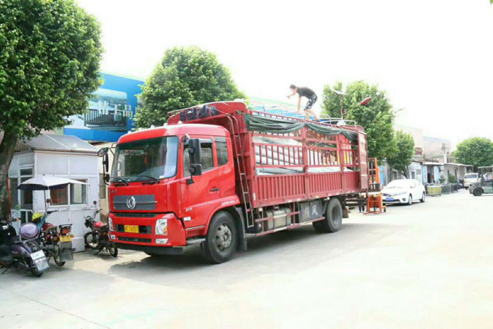 湖南太阳能路灯装车_bsports太阳能路灯工厂装车_bsports锂电池太阳能路灯装车
