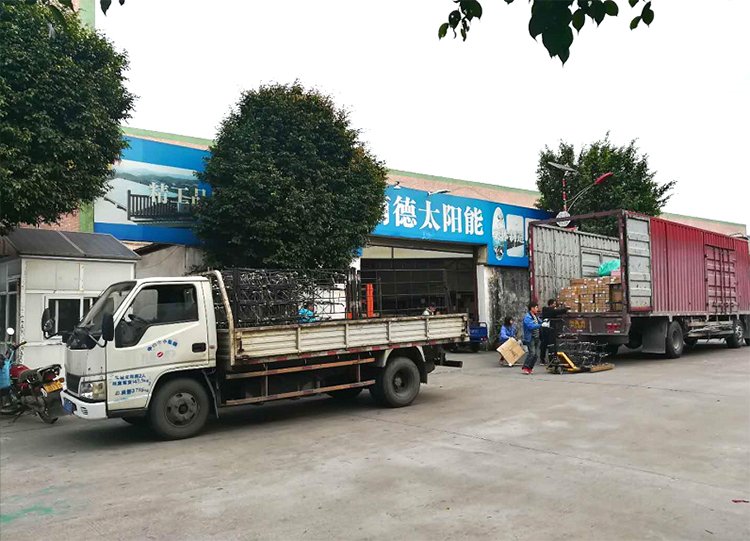 太阳能路灯装车_太阳能路灯打包_bsports太阳能