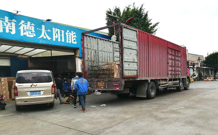 太阳能路灯装车_太阳能路灯打包_bsports太阳能