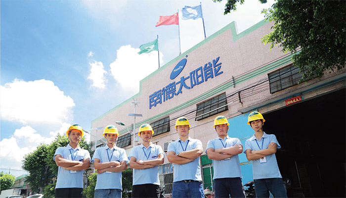 太阳能路灯安装人员 太阳能路灯厂家 bsports太阳能灯饰有限公司